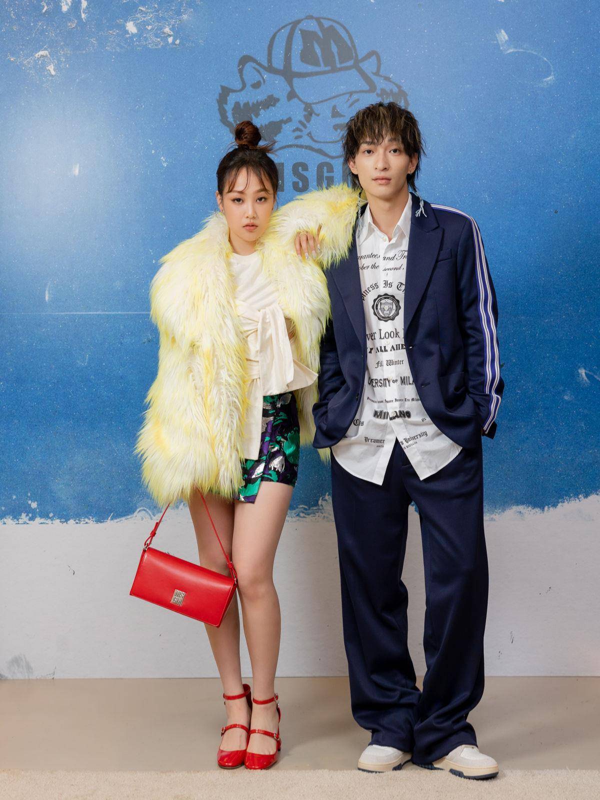 王阳明帅挺DSQUARED2“自曝T恤破百件”　锁定粉色单品是为“她” 时尚穿搭 图5张