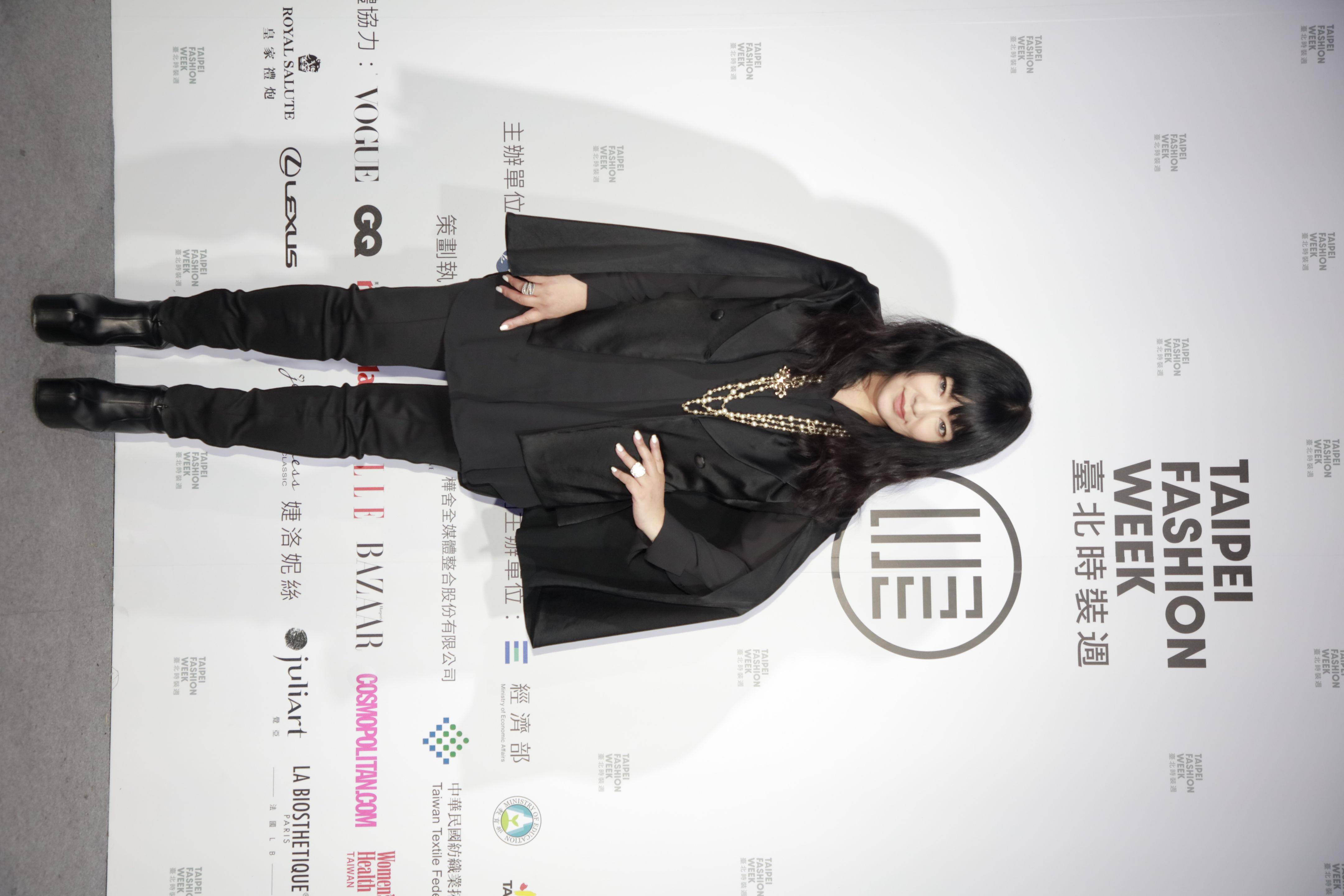 WANGLILING上演伊藤润二惊悚美学　唐绮阳赞“天秤座就是要联名” 时尚穿搭 图5张