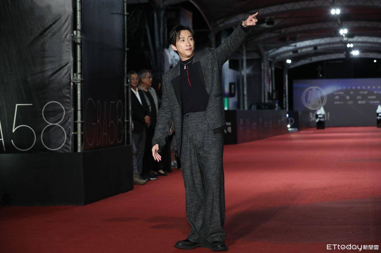 红毯三帅／范少勋灰格西装配红底靴秀长腿　曹佑宁高腰毛呢裤牵大黑狗当绅士 名人名流 图1张