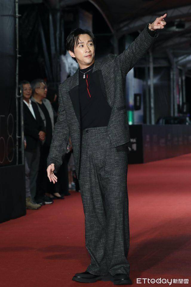 金钟红毯三帅／范少勋夺冠“西装里是空的”　亚军曹佑宁胸部以下都是腿 时尚穿搭 图1张
