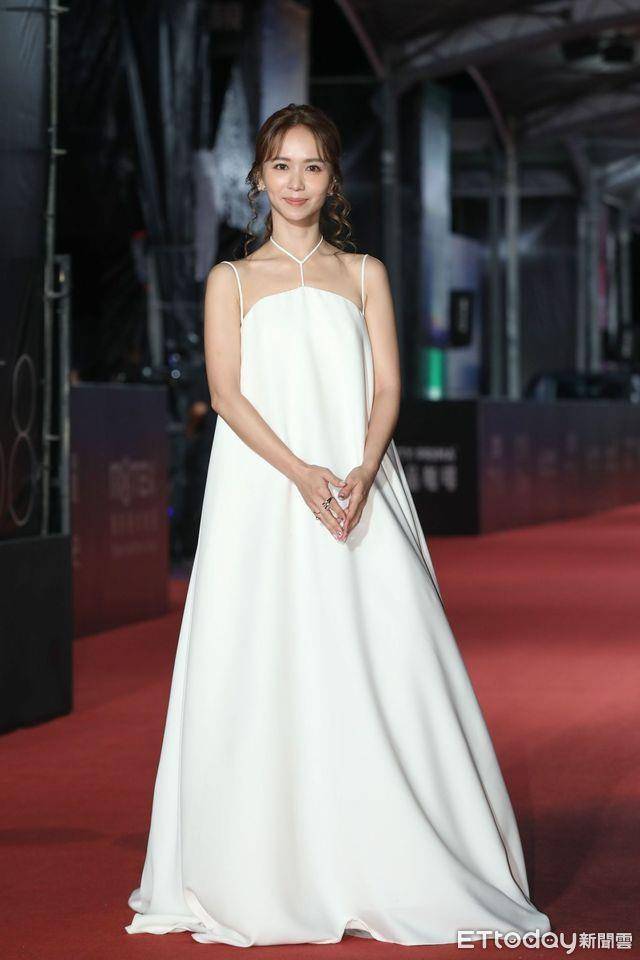 金钟红毯总览／Melody高衩秀美腿根本仙女下凡！Lulu“巨型蝴蝶结”超抢镜 时尚穿搭 图13张