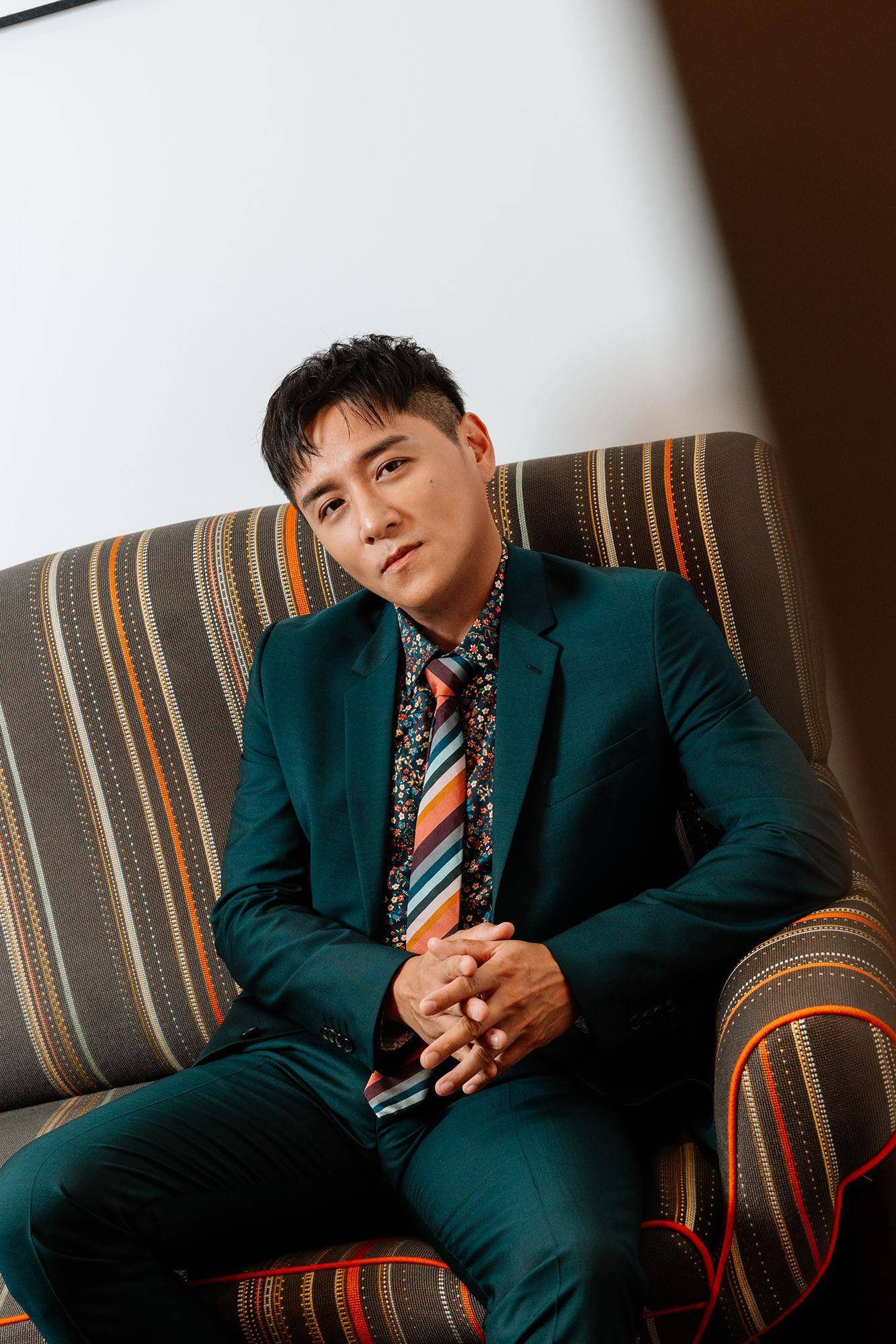 郑人硕难得骚包锺情Paul Smith花衬衫　自认穿衣和挑剧本眼光一样调皮 名人名流 图2张
