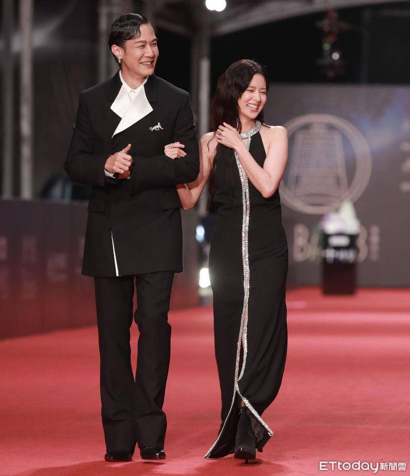 金钟红毯三帅／薛仕凌黑白翻领“怪美的”、刘冠廷开深V露发光胸膛 时尚穿搭 图3张