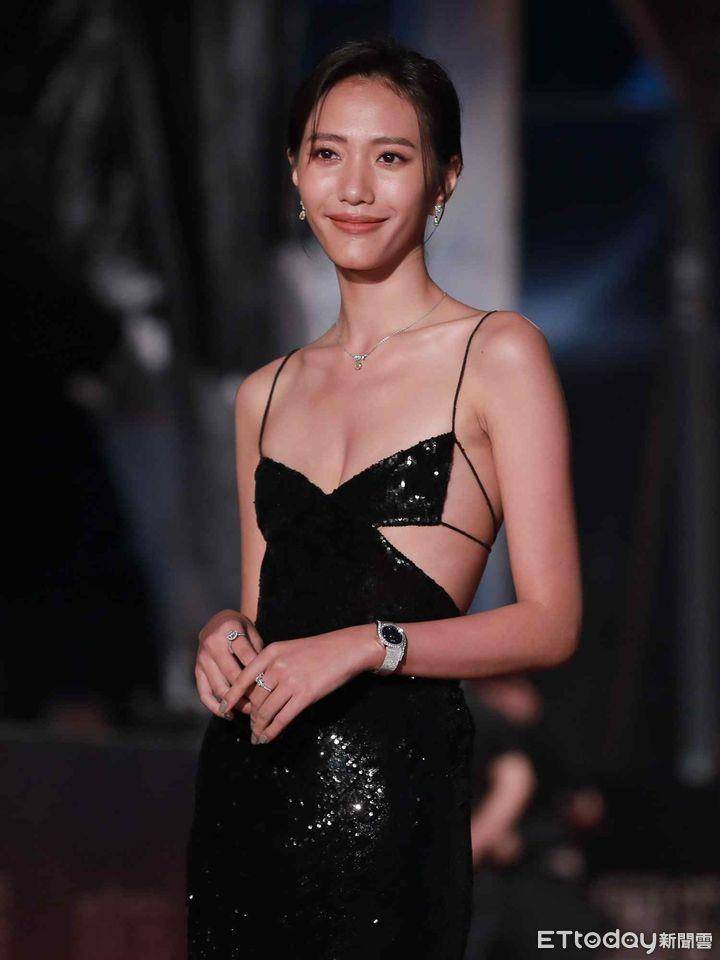 金钟红毯五美／许玮甯礼服深V狂开夺最美、安心亚闪钻礼服辣露美背 时尚穿搭 图1张