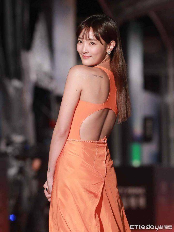 金钟红毯五美／许玮甯礼服深V狂开夺最美、安心亚闪钻礼服辣露美背 时尚穿搭 图4张