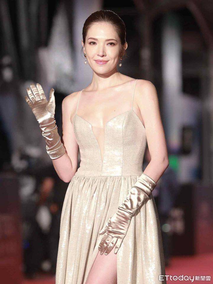 金钟红毯五美／许玮甯礼服深V狂开夺最美、安心亚闪钻礼服辣露美背 时尚穿搭 图9张