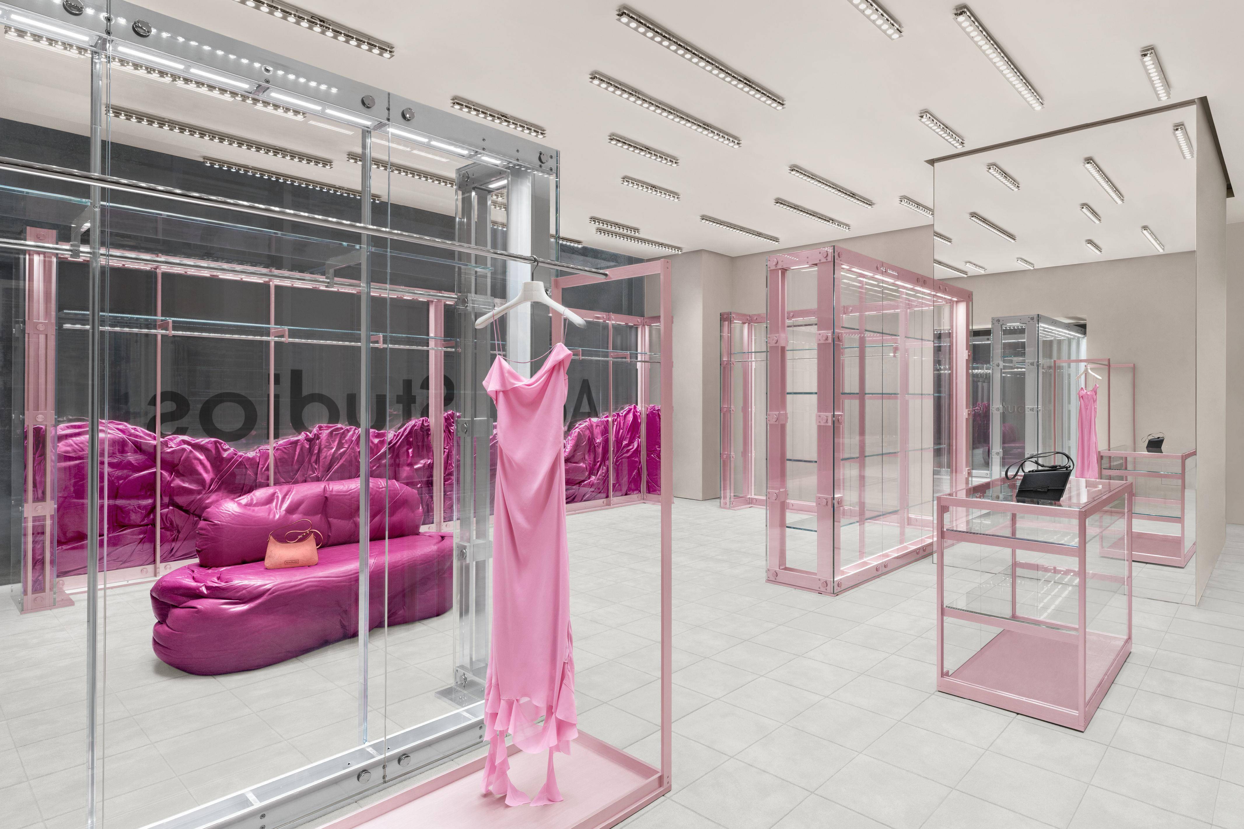 Acne Studios中国台湾首店开幕了！抢看绝美店装、Y2K美学“裂纹皮革包”必收 时尚穿搭 图3张
