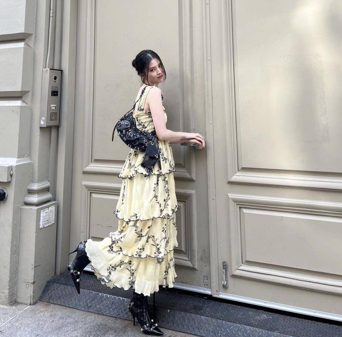 Acne Studios中国台湾首店开幕了！抢看绝美店装、Y2K美学“裂纹皮革包”必收 时尚穿搭 图8张
