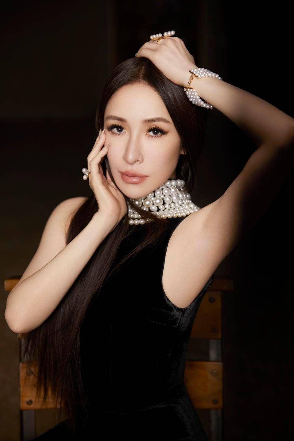 萧亚轩戴满珍珠霸气回归　日常百万珠宝上身当型女 时尚穿搭 图1张