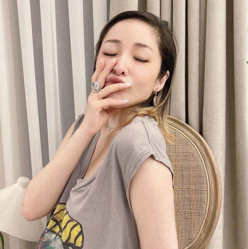 萧亚轩戴满珍珠霸气回归　日常百万珠宝上身当型女 时尚穿搭 图6张