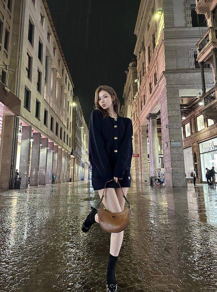 陈庭妮撞衫人间芭比Somi！联手带货美拉德风“Prada爆款半月包”　 时尚穿搭 图3张