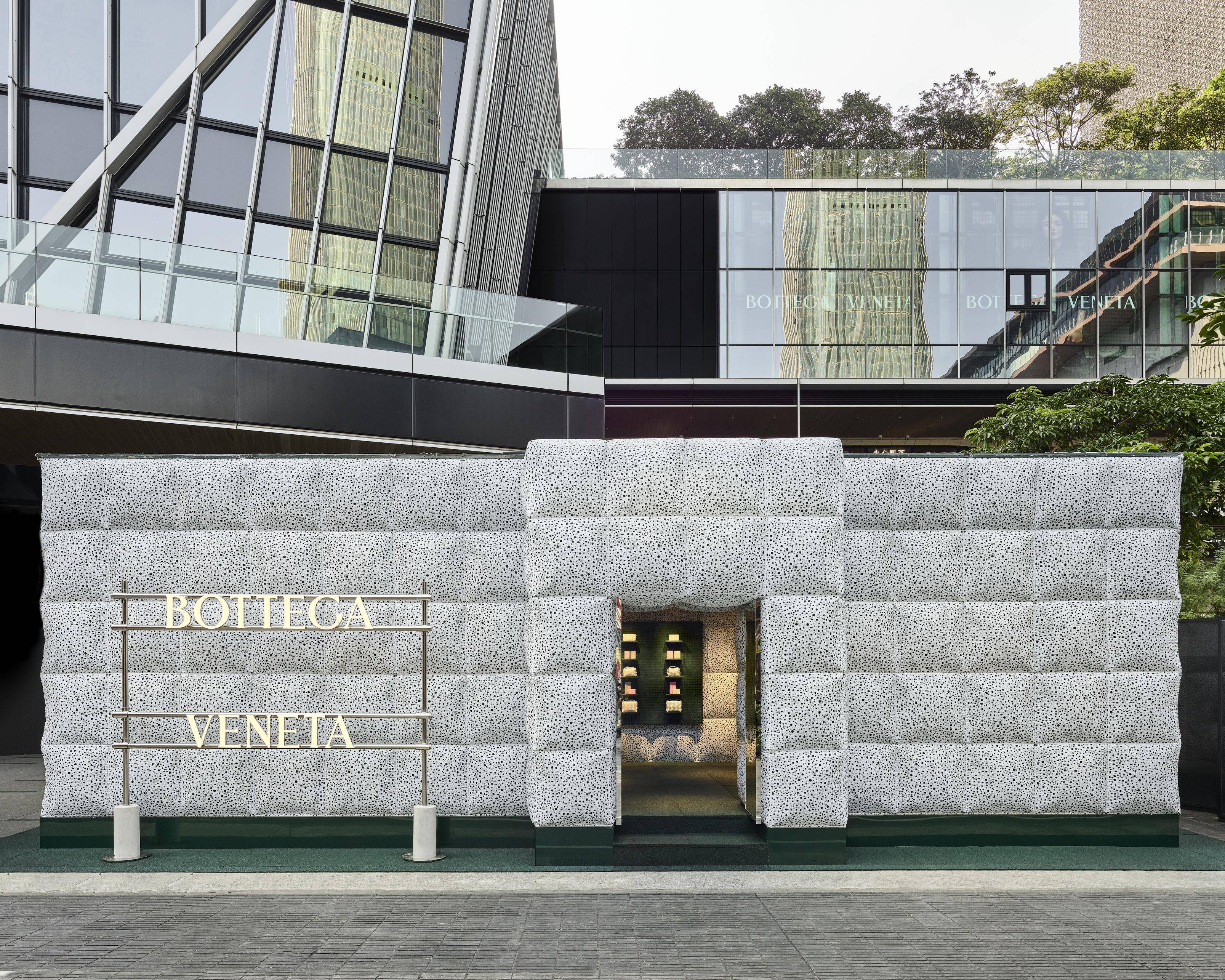 “索隆”新田真剑佑二度来台帅喊“很开心”　抢逛Bottega Veneta快闪店 名人名流 图2张