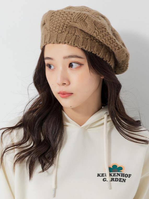 秋冬必备4大帽款“藏油头”！Jennie钟形帽显脸小、泫雅整年都戴毛帽 最新资讯 图6张