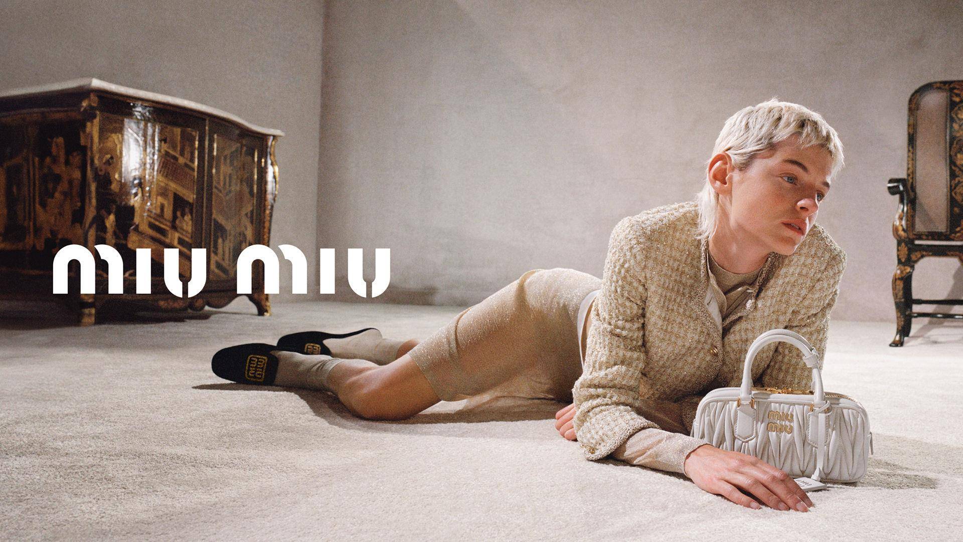 MIU MIU女孩Emma Corrin示范节日穿搭！FERRAGAMO金银染上芭蕾舞鞋、镜面包 时尚穿搭 图1张
