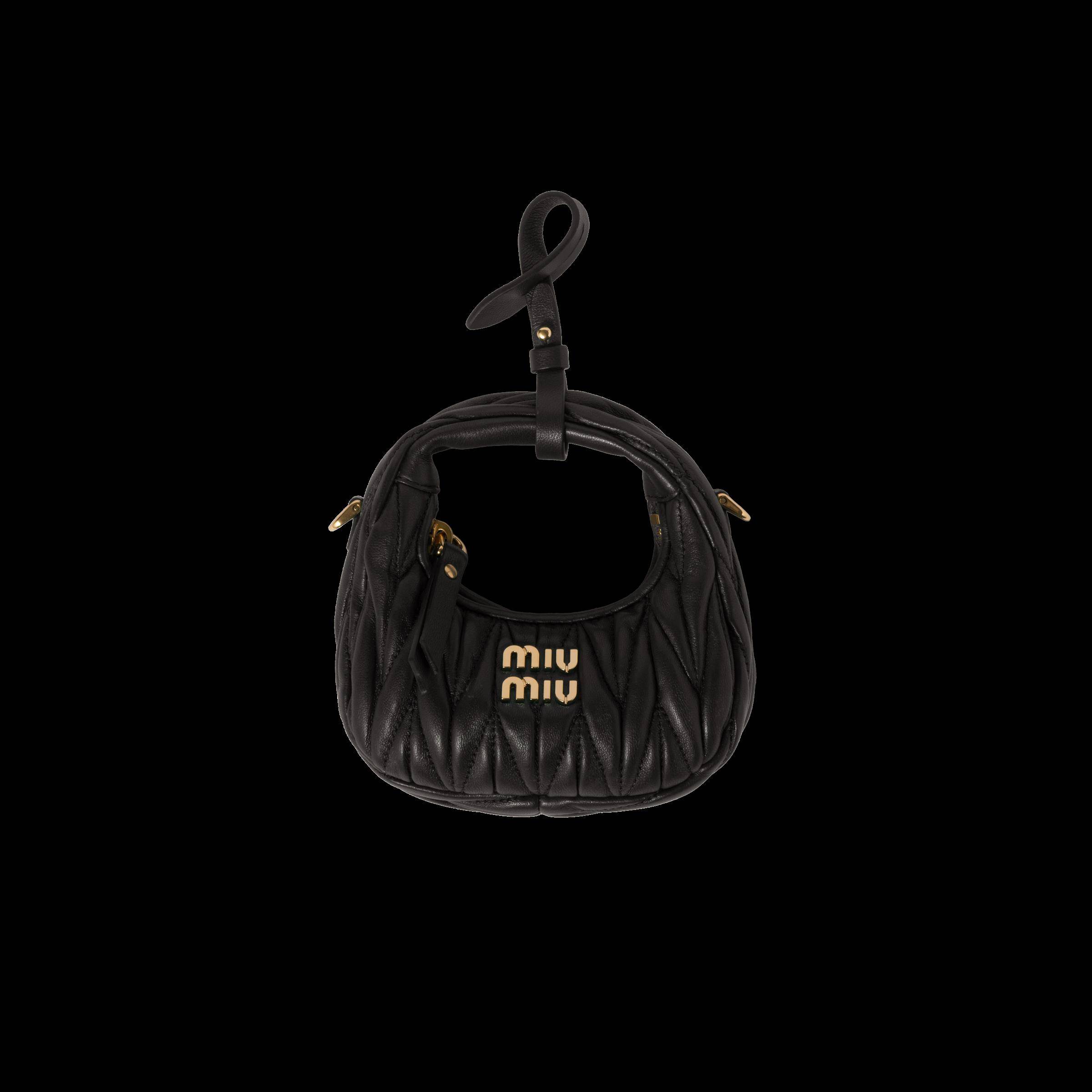 MIU MIU女孩Emma Corrin示范节日穿搭！FERRAGAMO金银染上芭蕾舞鞋、镜面包 时尚穿搭 图4张