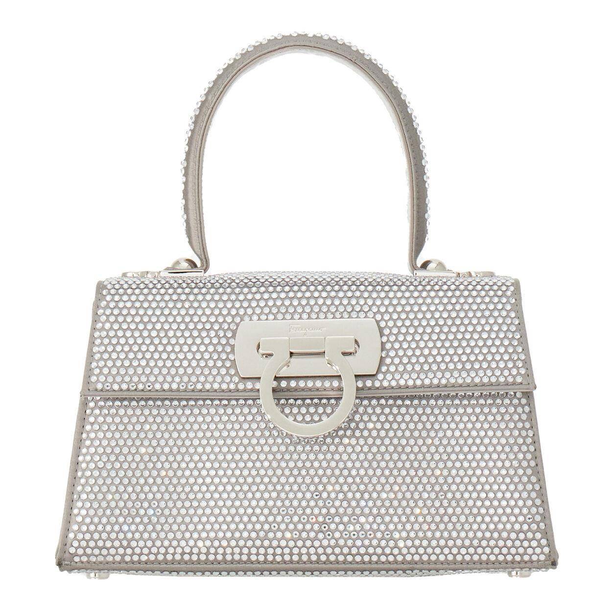 MIU MIU女孩Emma Corrin示范节日穿搭！FERRAGAMO金银染上芭蕾舞鞋、镜面包 时尚穿搭 图9张