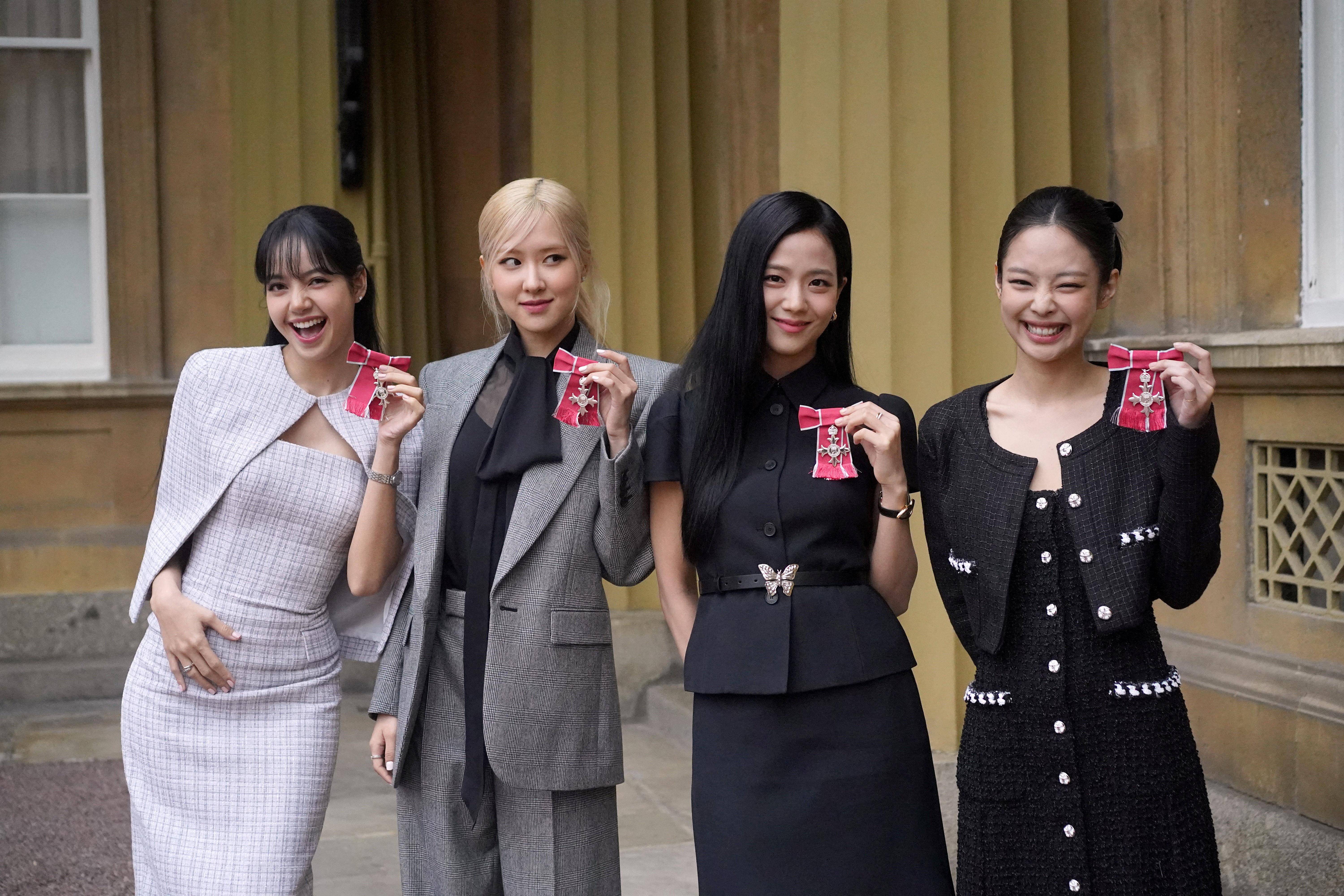 BLACKPINK获颁英王室勋章秀优雅衣Q　Jennie藏不住得意笑眯了眼 名人名流 图1张