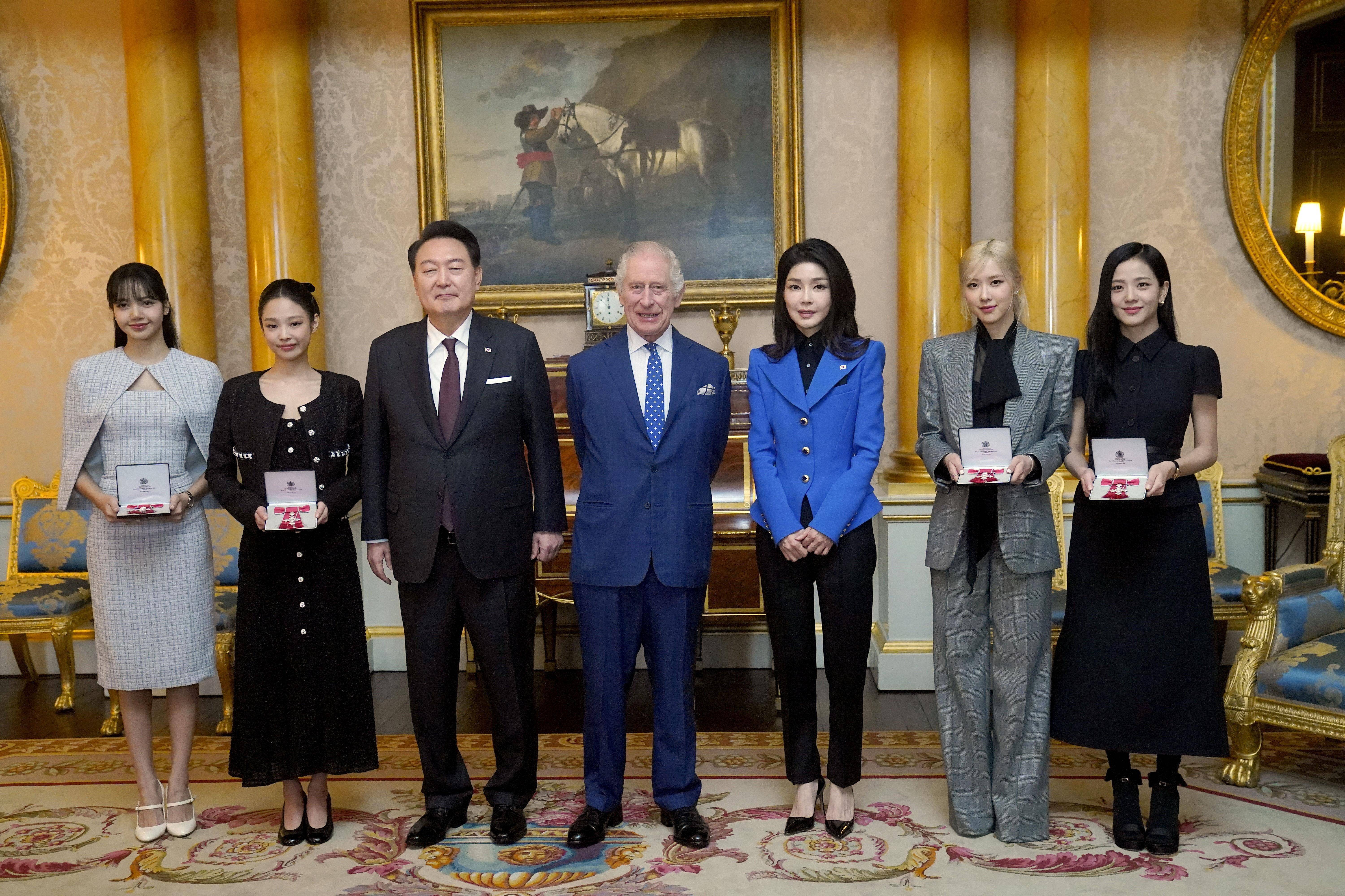 BLACKPINK获颁英王室勋章秀优雅衣Q　Jennie藏不住得意笑眯了眼 名人名流 图3张