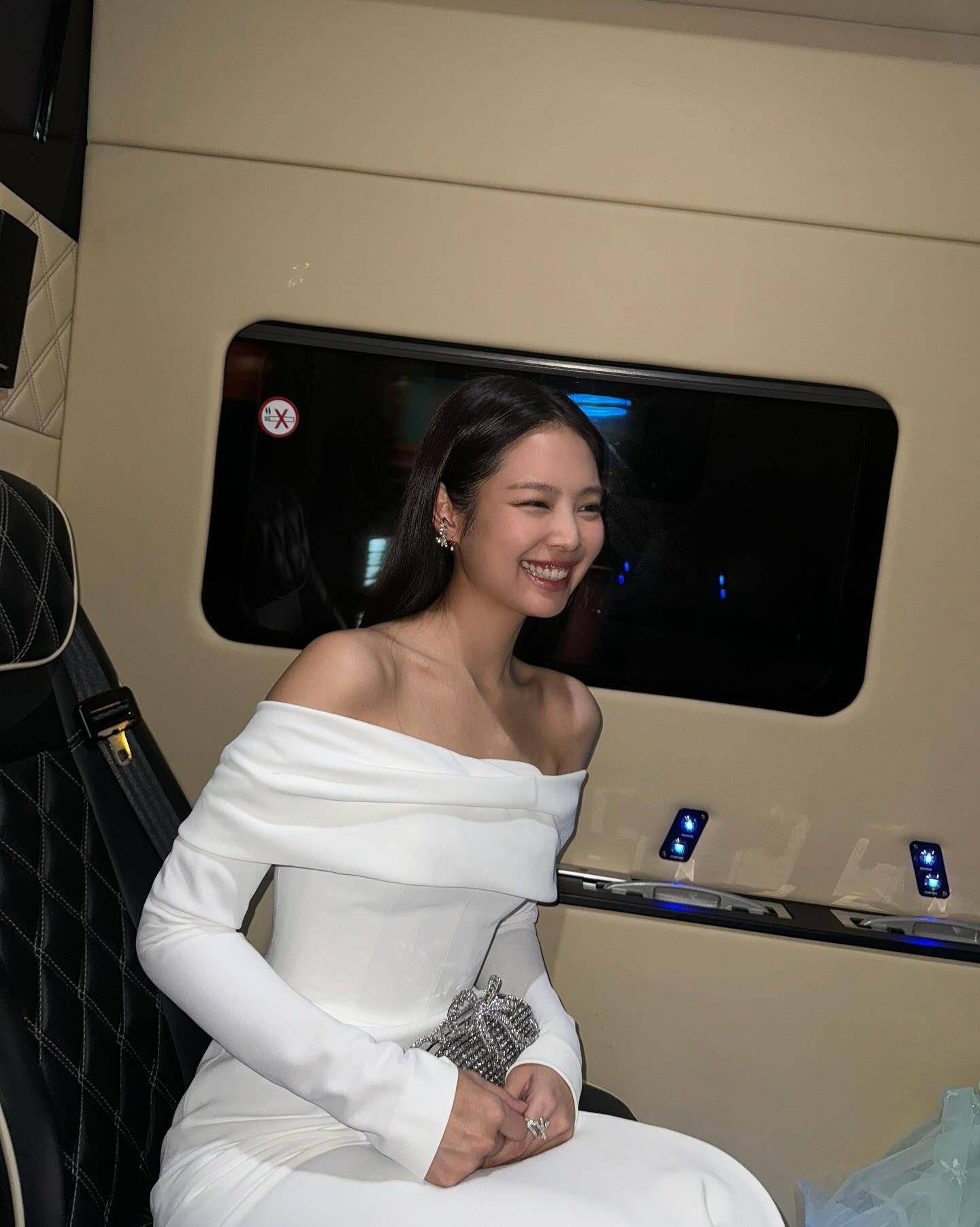 亮・珠宝／BLACKPINK舍高调首饰赴英国宴　Jennie戴蝴蝶结款甜美 奢侈品牌 图5张
