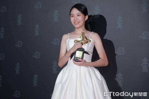 金马时尚／小清新林品彤摘下金马影后、李心洁“透视礼服”好身材一览无遗 时尚穿搭 图3张