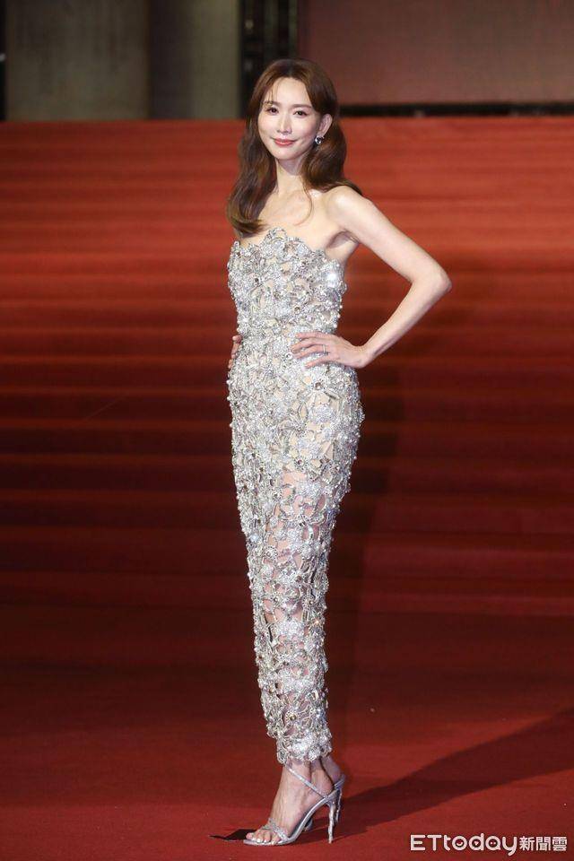金马时尚／“红毯五美”李心洁黑纱手套出奇招！赢过林志玲、林青霞夺第一 时尚穿搭 图4张