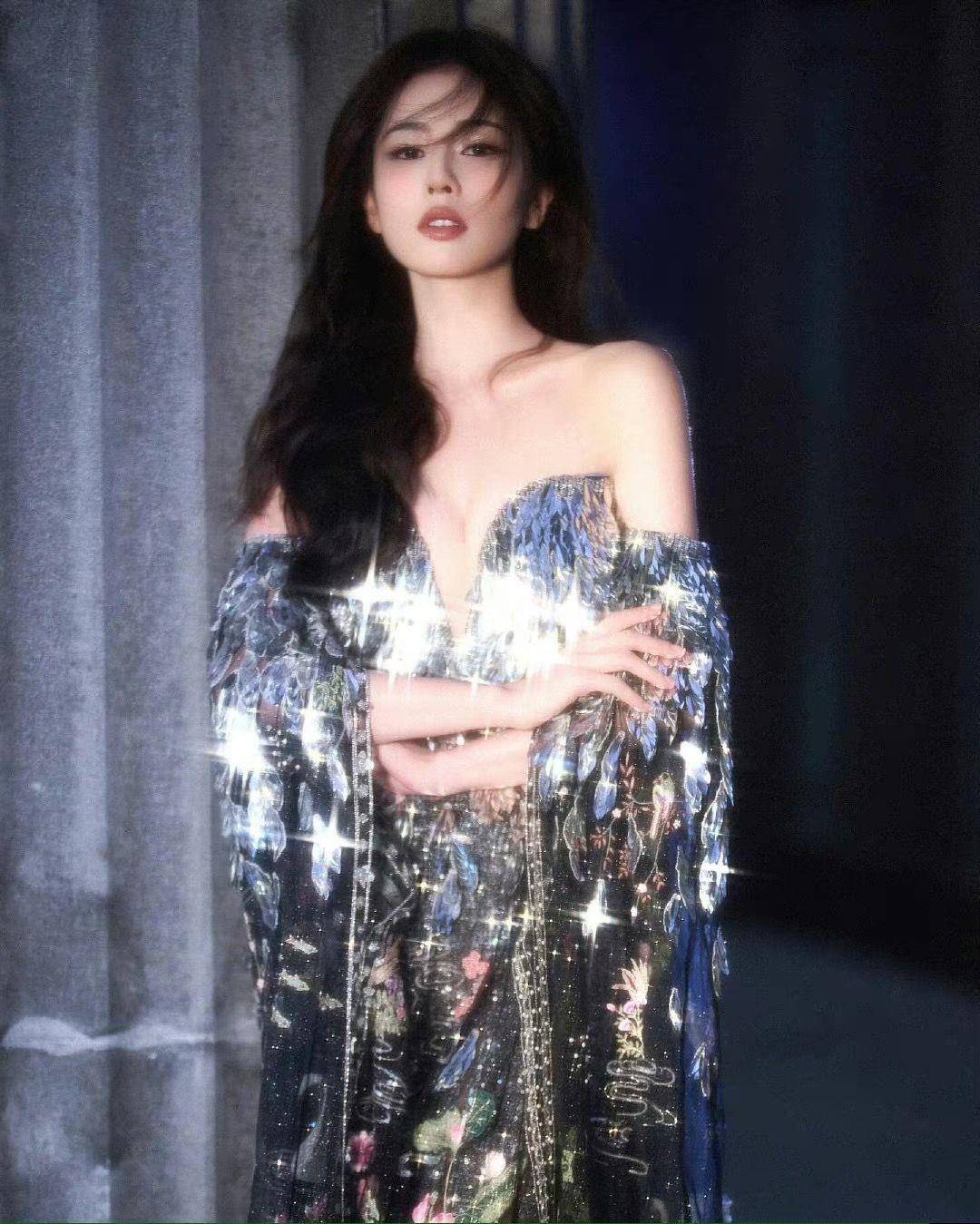 白鹿“披上耀眼星河”释放超美天鹅颈曲线！　连换三套礼服辣又仙 名人名流 图1张