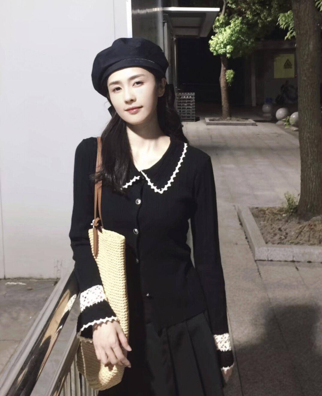 《以爱为营》白鹿戏外穿搭堪称教科书！亮色针织衫、帽T+泡泡袜超减龄 最新资讯 图4张