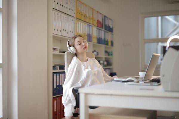 熬夜掉发脸色差？皮肤科医师教“5招快速补救”：泡脚要＋1物 最新资讯 图3张