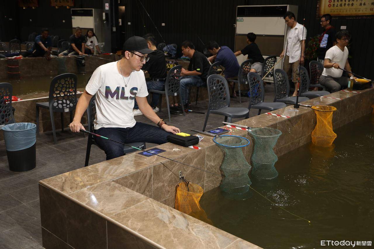 钓虾新手“1位置+3撇步”拼爆桶！　神人解析：天冷虾都躲池底 时尚穿搭 图1张