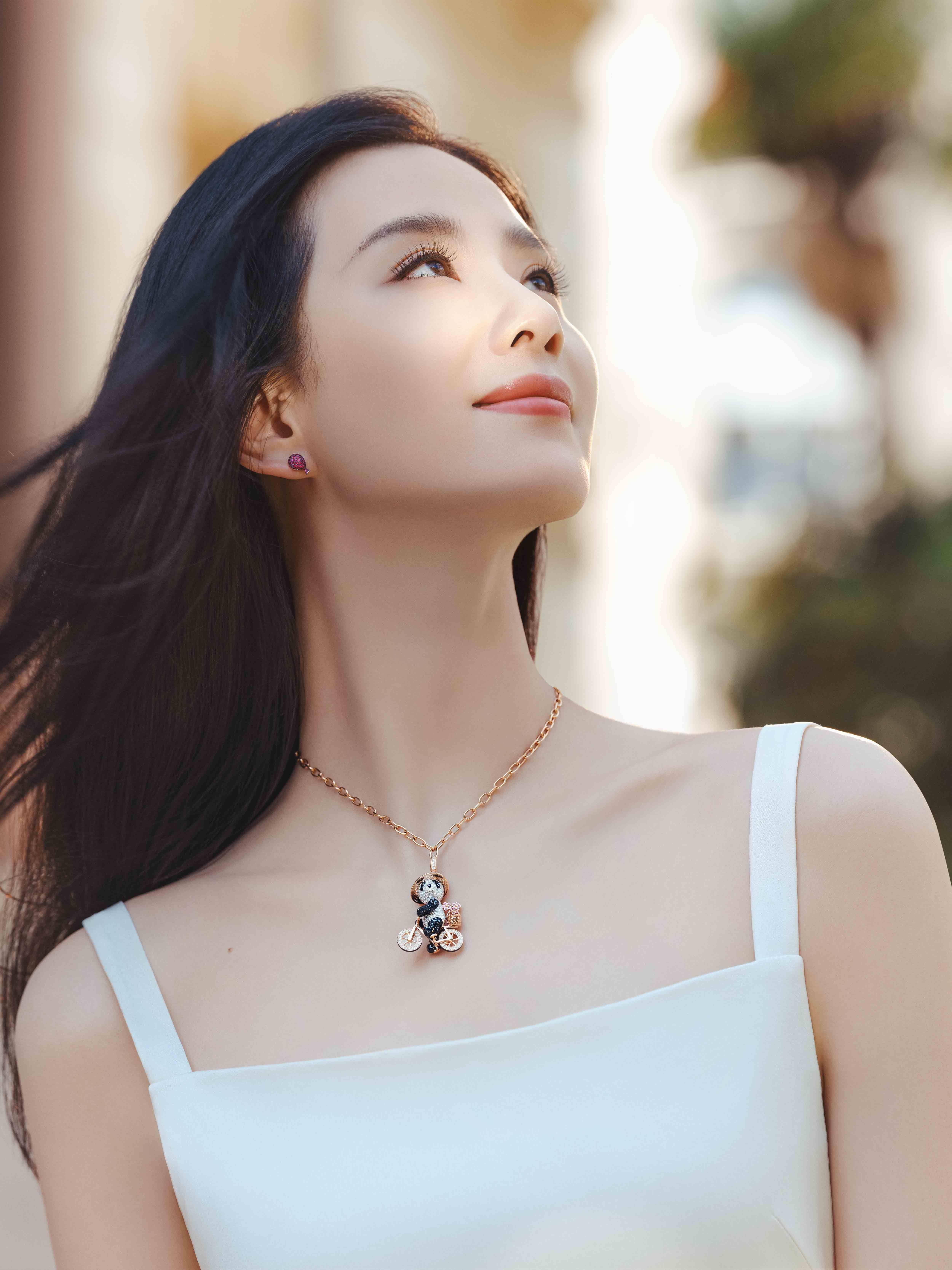 刘诗诗懒理婚变传言　猫熊项炼上身妈咪变少女 奢侈品牌 图1张