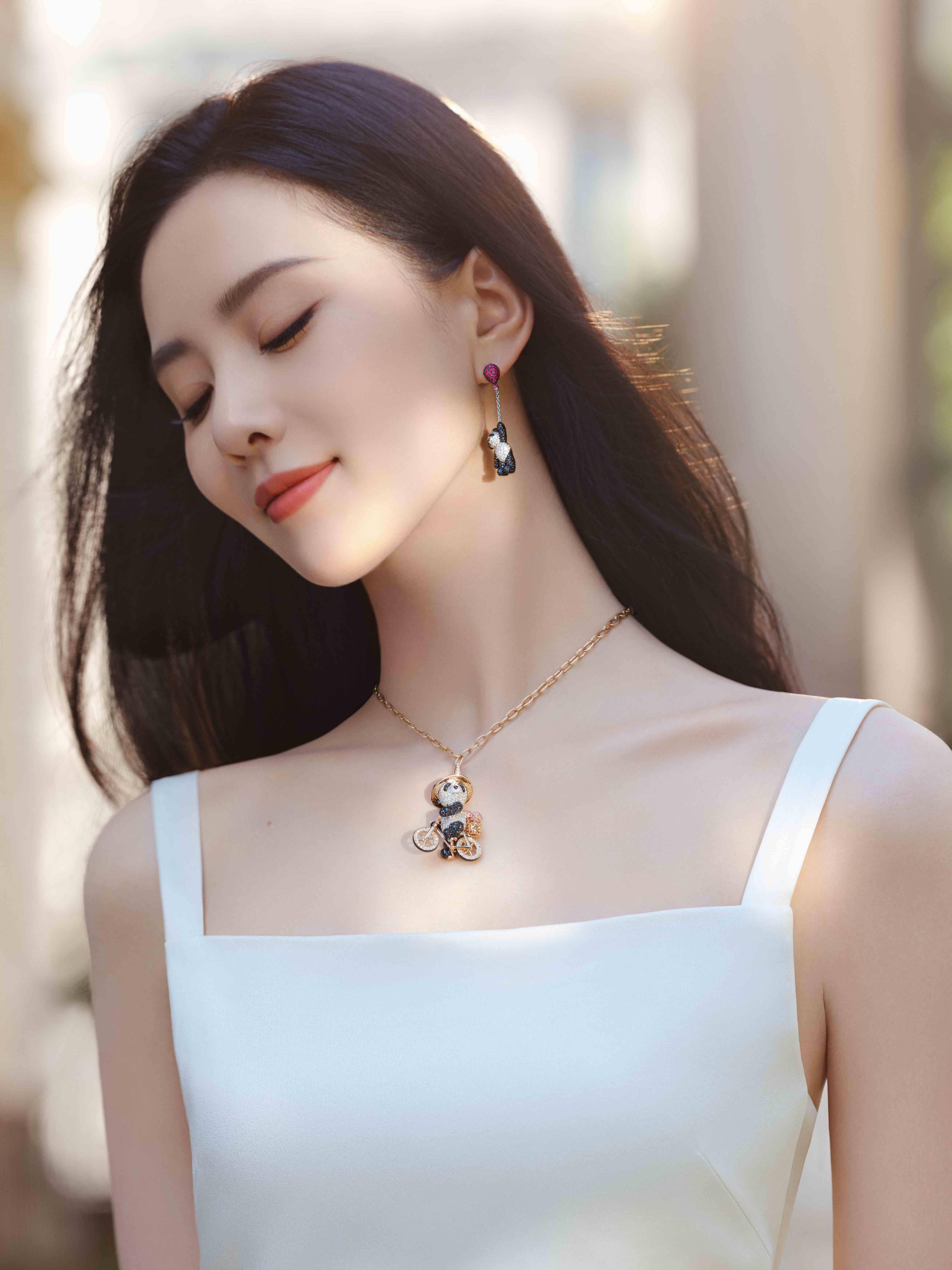 刘诗诗懒理婚变传言　猫熊项炼上身妈咪变少女 奢侈品牌 图2张