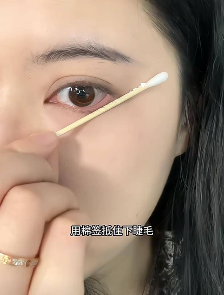 4个超奇怪的化妆技巧！拿竹签烫睫毛、棉花棒画眼线拯救手残人 最新资讯 图3张