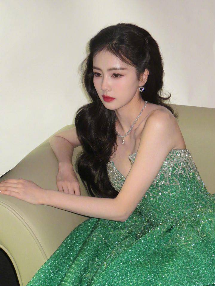 白鹿闪钻深V辣露美胸！祖母绿礼服驾驭完美仙气 时尚穿搭 图4张