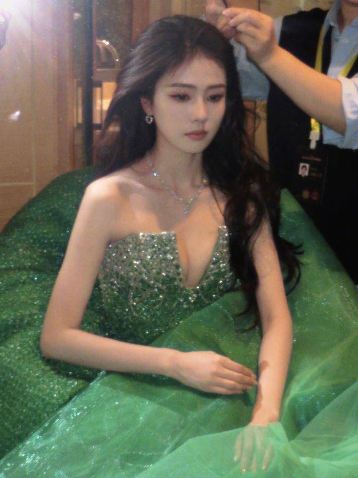 白鹿闪钻深V辣露美胸！祖母绿礼服驾驭完美仙气 时尚穿搭 图3张