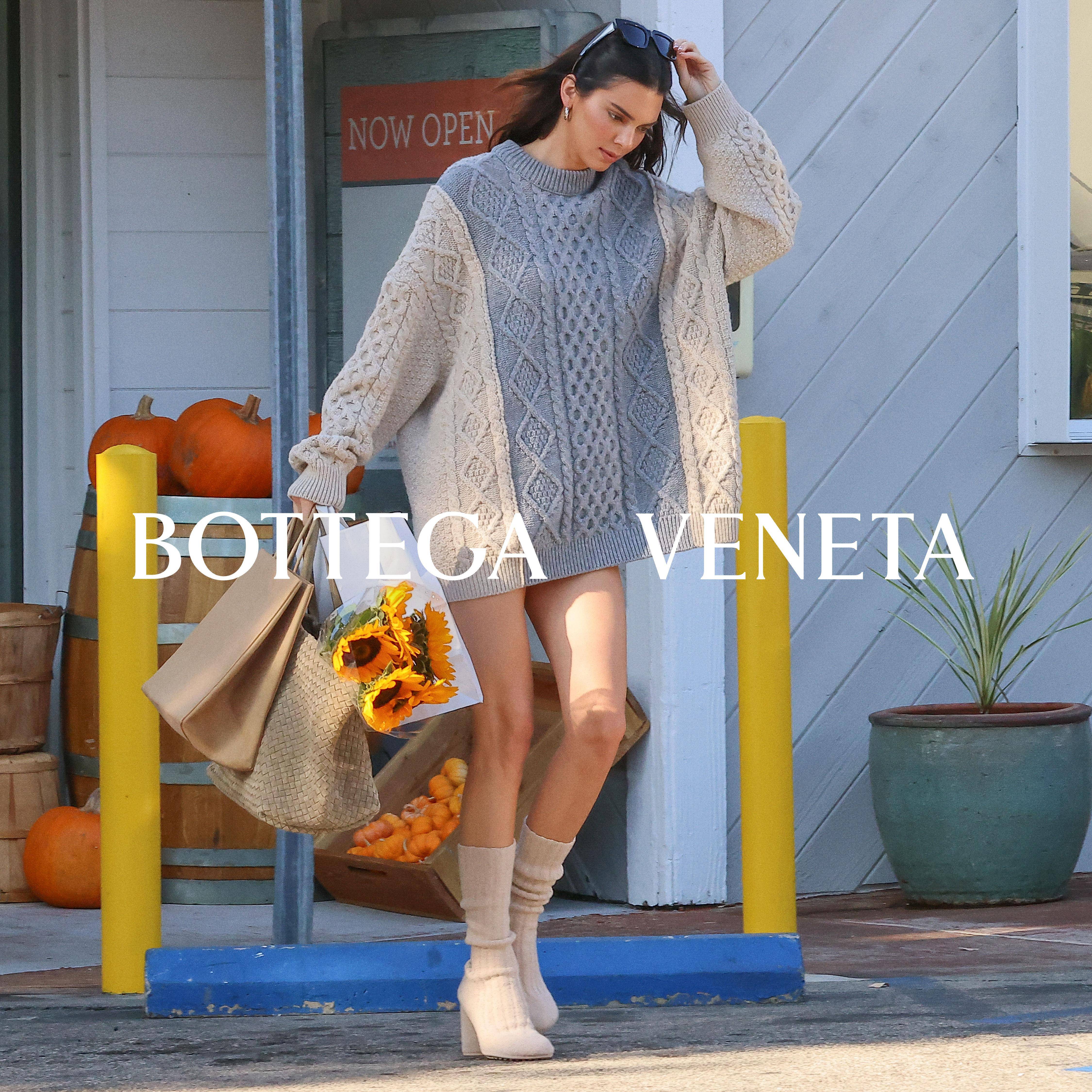 说・流行／“狗仔队街拍照”变形象大片？Bottega Veneta神操作捧红新季单品 时尚穿搭 图1张