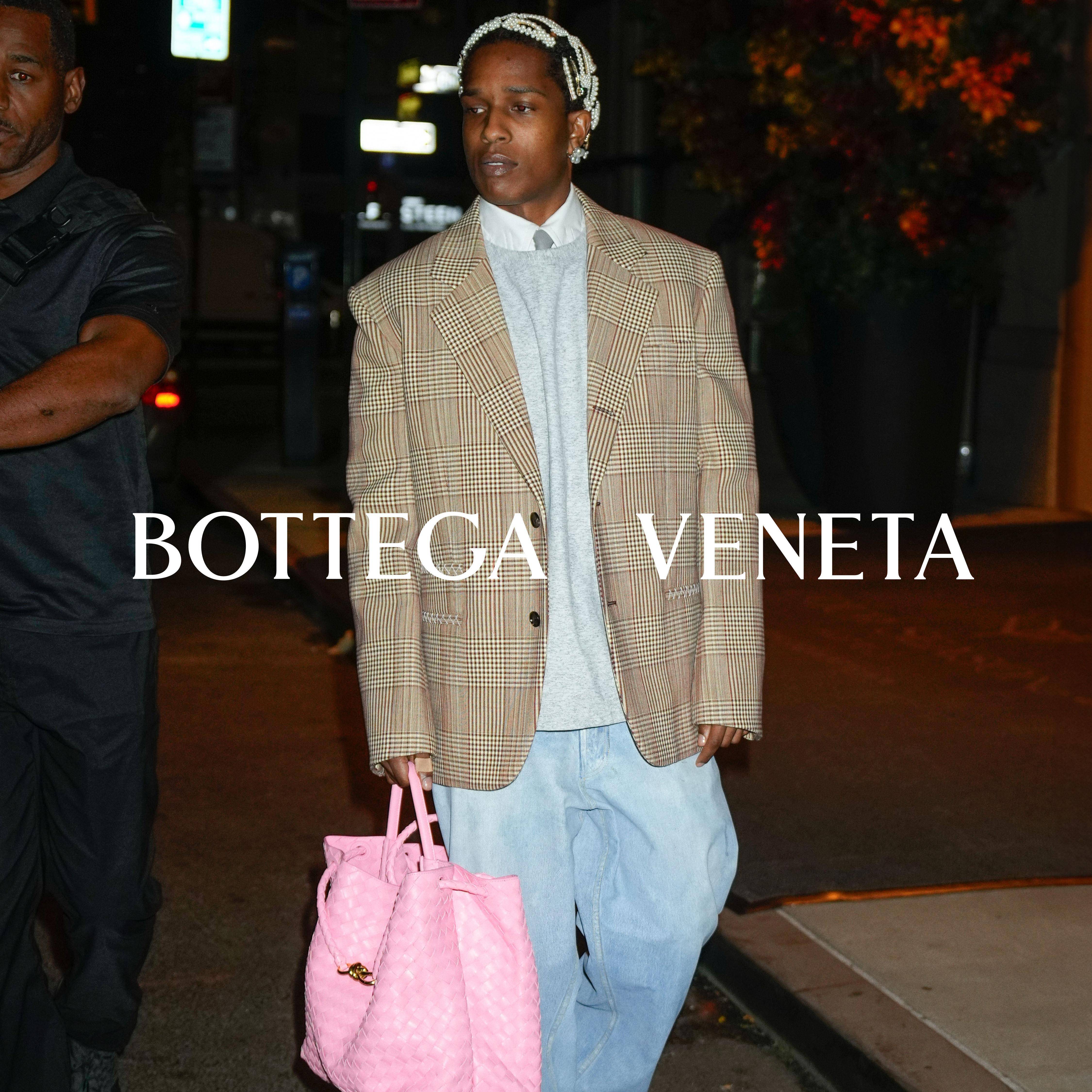 说・流行／“狗仔队街拍照”变形象大片？Bottega Veneta神操作捧红新季单品 时尚穿搭 图3张