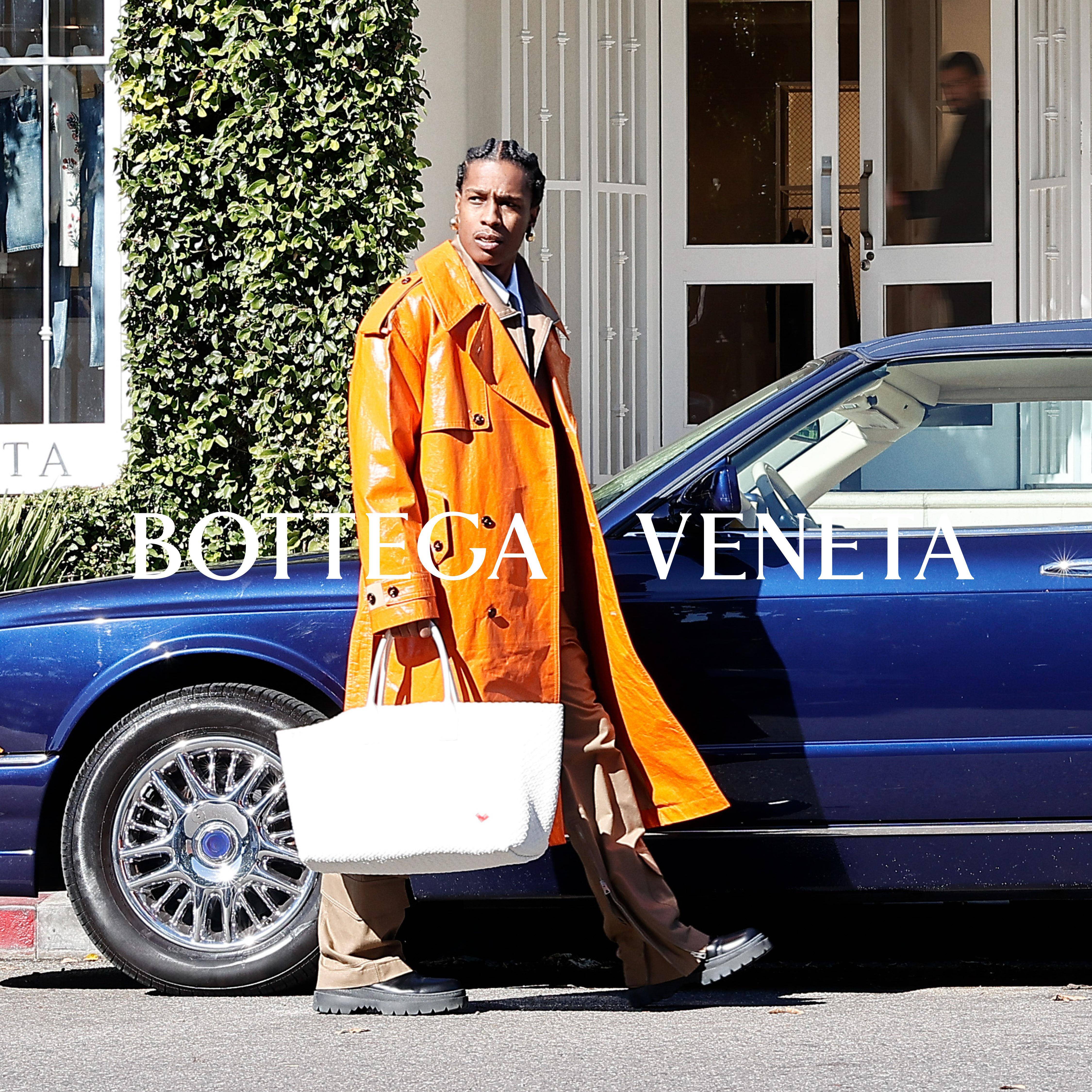 说・流行／“狗仔队街拍照”变形象大片？Bottega Veneta神操作捧红新季单品 时尚穿搭 图6张