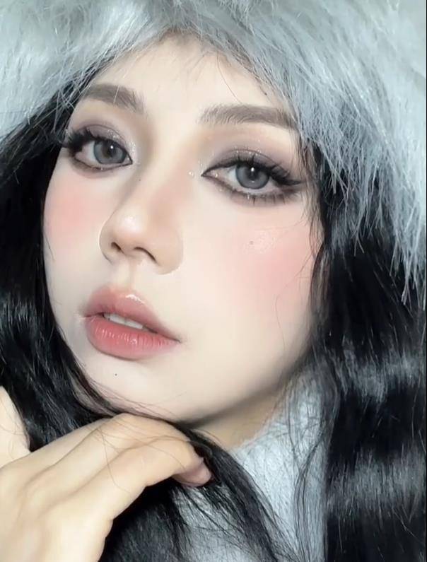 3款“圣诞妆容”氛围满分！美式雀斑妆又甜又辣　清冷小烟熏美哭所有人 最新资讯 图9张