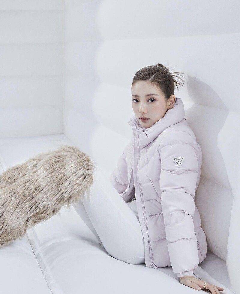 韩韶禧“外套不穿好”耍美、孙仙长版过膝必入手　韩星羽绒衣穿搭学起来 最新资讯 图10张
