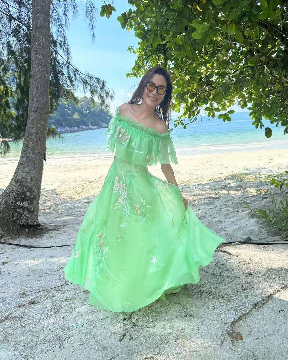 杨紫琼婚宴2套礼服来自夏姿！　量身打造最爱的绿色系、兰花图腾藏深意 名人名流 图2张