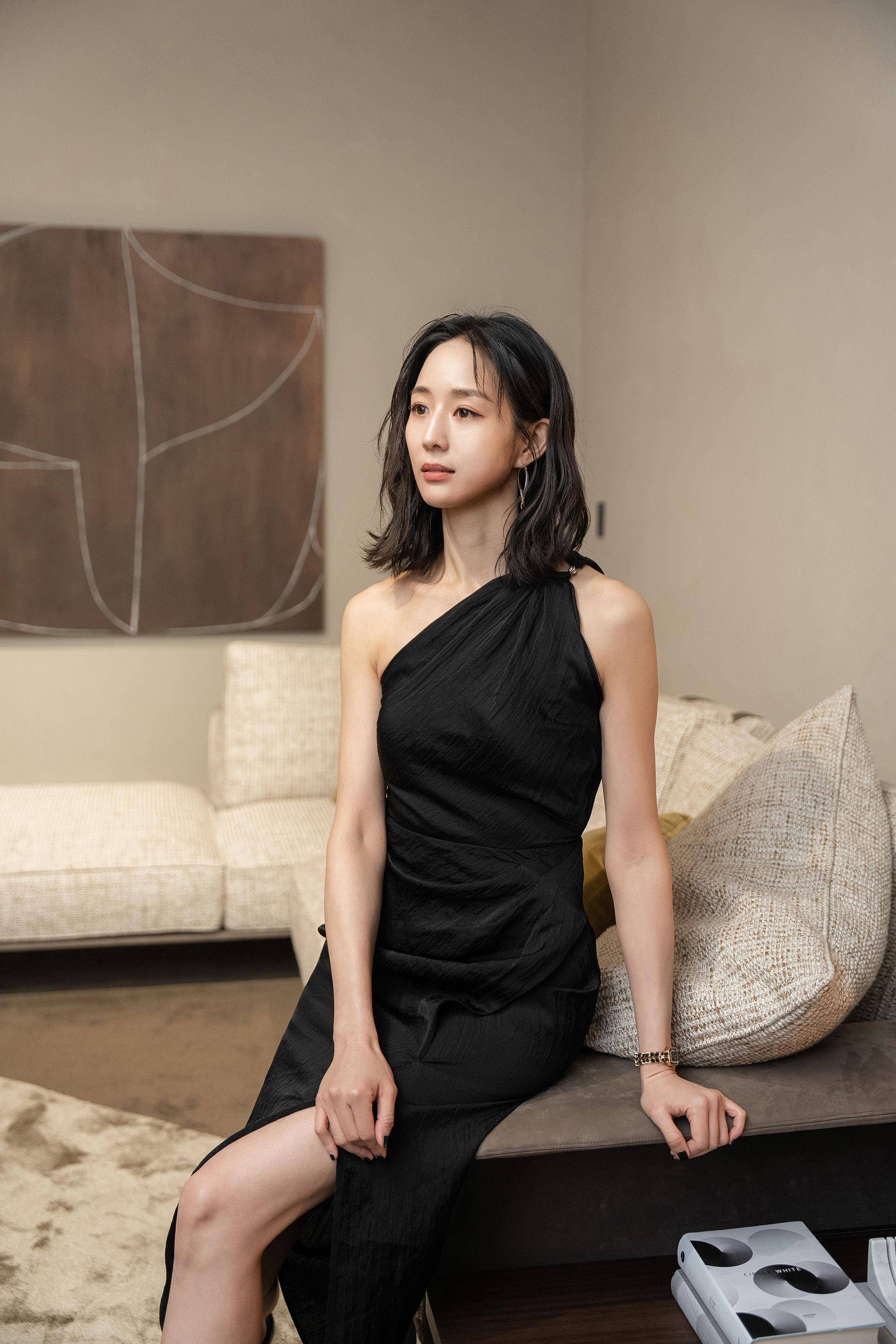 张钧甯同框高颜值表弟逛Molteni＆C　曝禁忌“别在床上吃东西” 名人名流 图2张