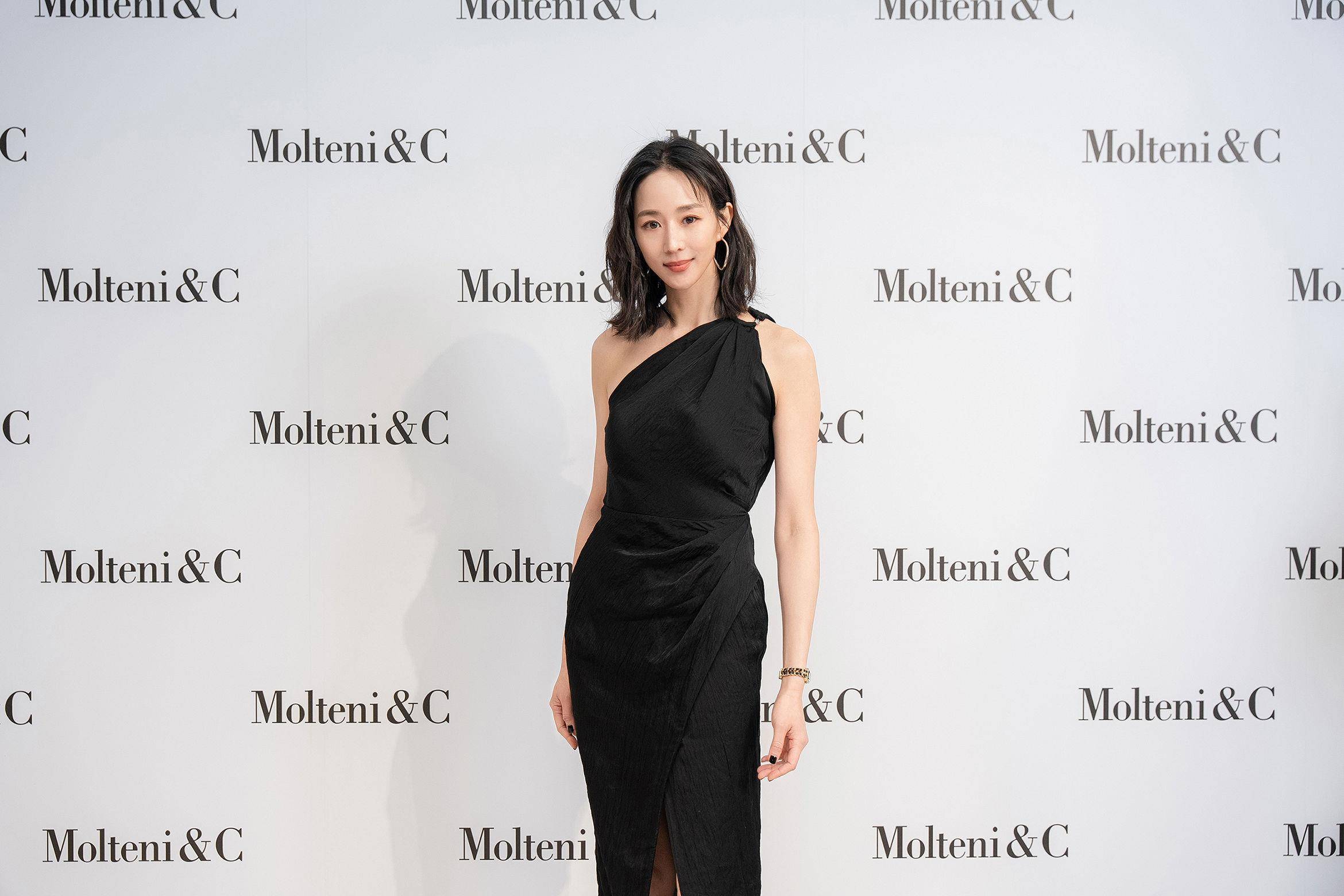 张钧甯同框高颜值表弟逛Molteni＆C　曝禁忌“别在床上吃东西” 名人名流 图3张