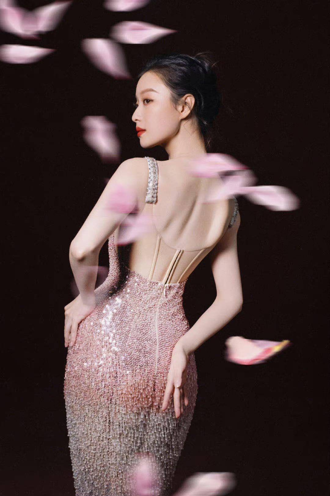 倪妮低温穿镂空亮片裙“喊好冷”　露超性感曲线根本美神降临 名人名流 图3张