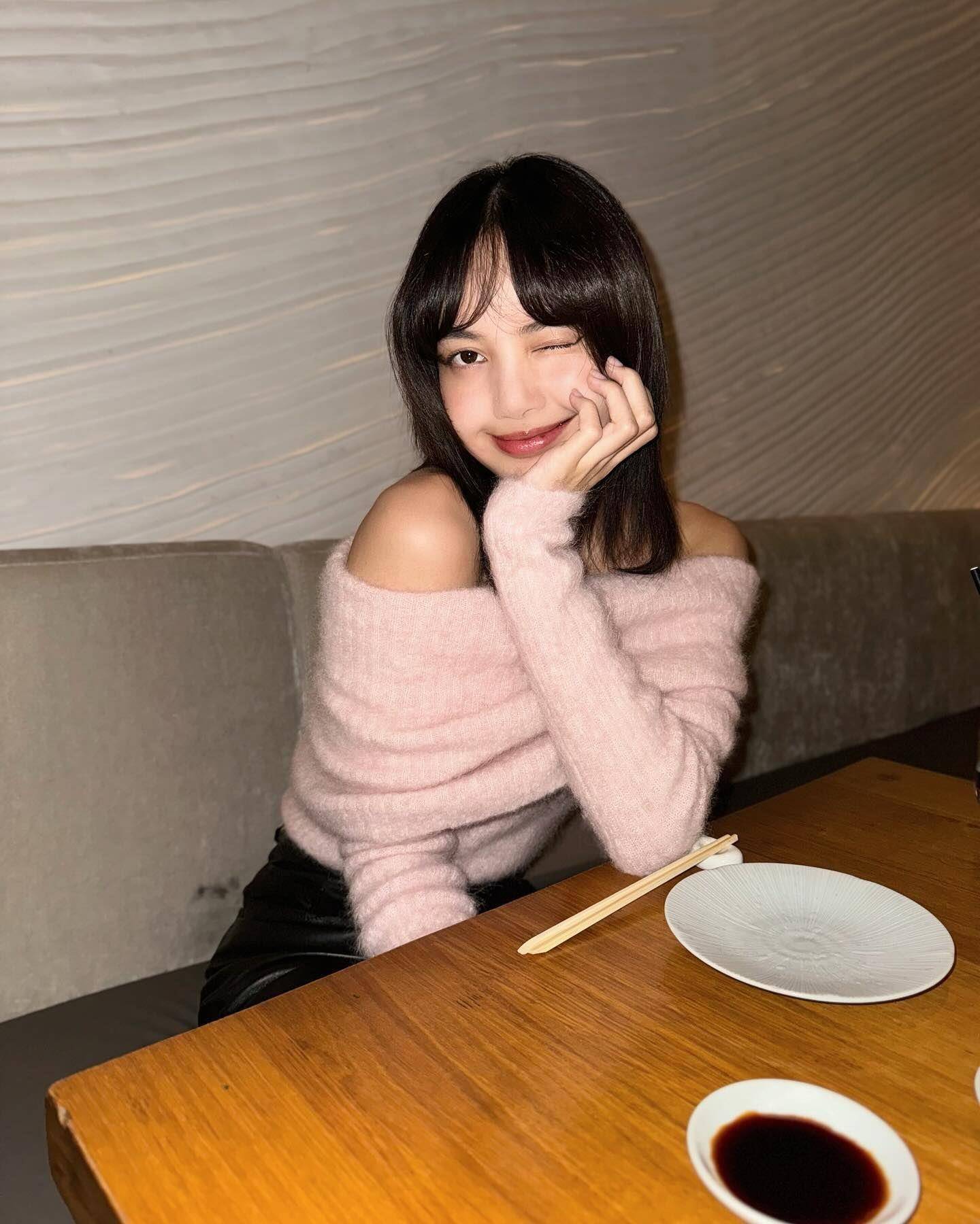Lisa巴黎跨年细肩带黑装抗寒　冬日微性感穿搭太火 时尚穿搭 图4张