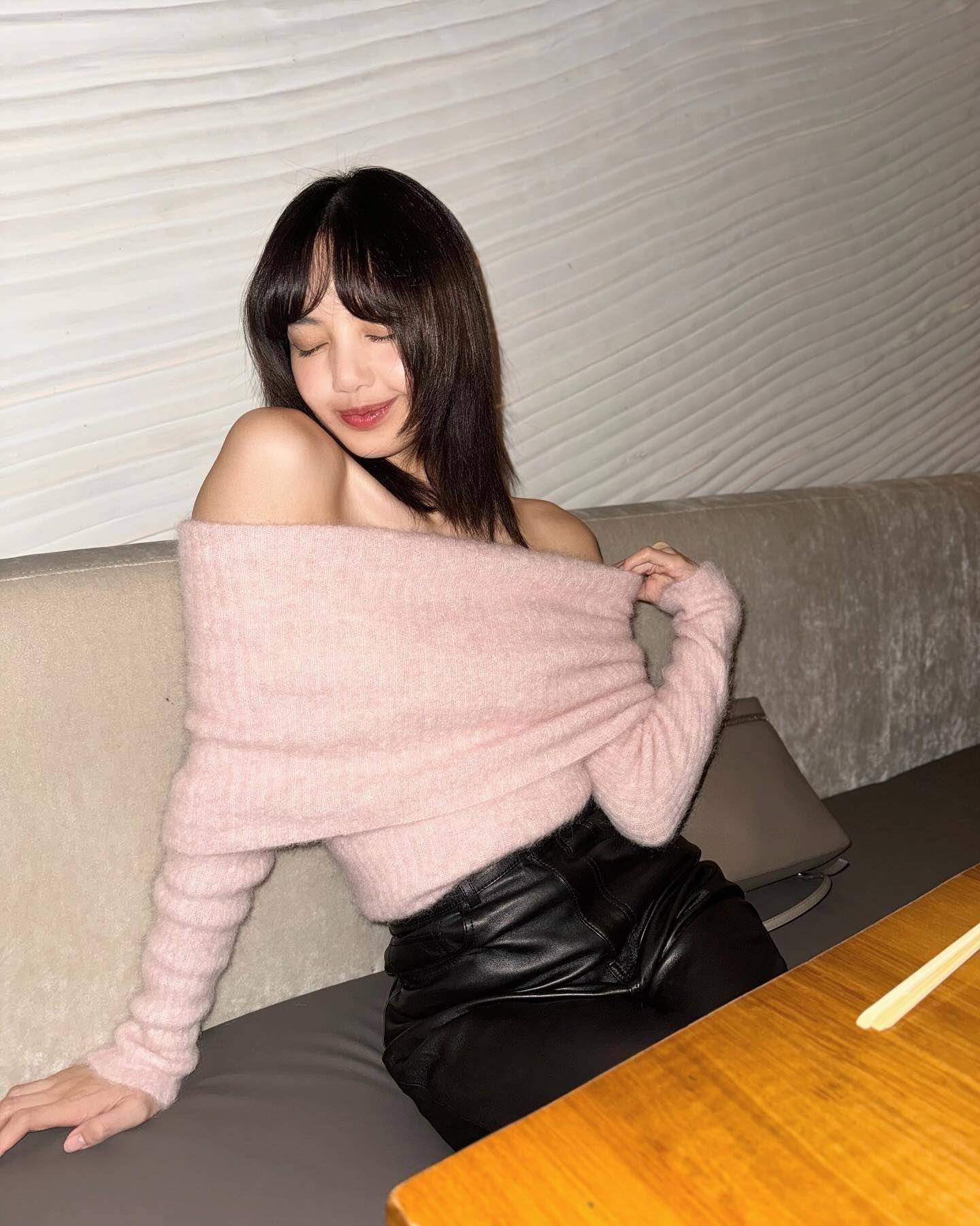 Lisa巴黎跨年细肩带黑装抗寒　冬日微性感穿搭太火 时尚穿搭 图5张