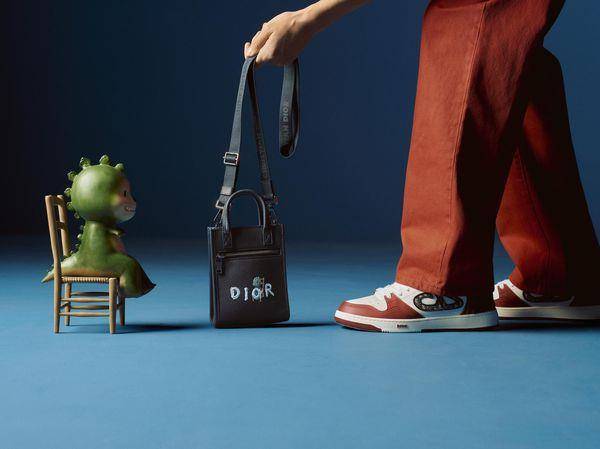 DIOR联名“绿色小怪兽”穿出可爱帅　Lisa背的LOEWE企鹅包藏专属标记 时尚穿搭 图1张