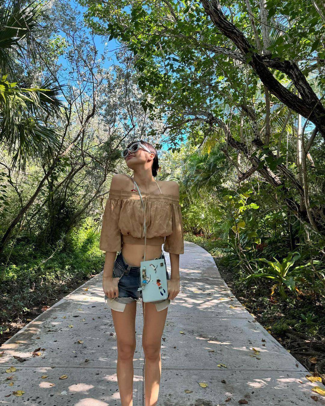 DIOR联名“绿色小怪兽”穿出可爱帅　Lisa背的LOEWE企鹅包藏专属标记 时尚穿搭 图2张
