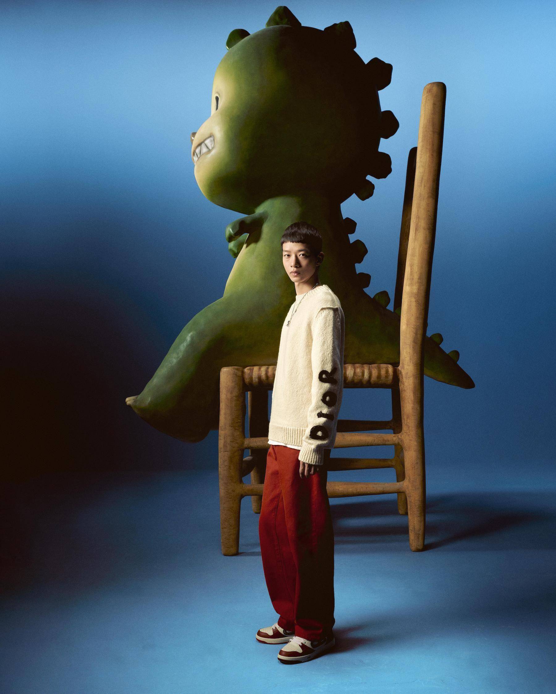 DIOR联名“绿色小怪兽”穿出可爱帅　Lisa背的LOEWE企鹅包藏专属标记 时尚穿搭 图4张