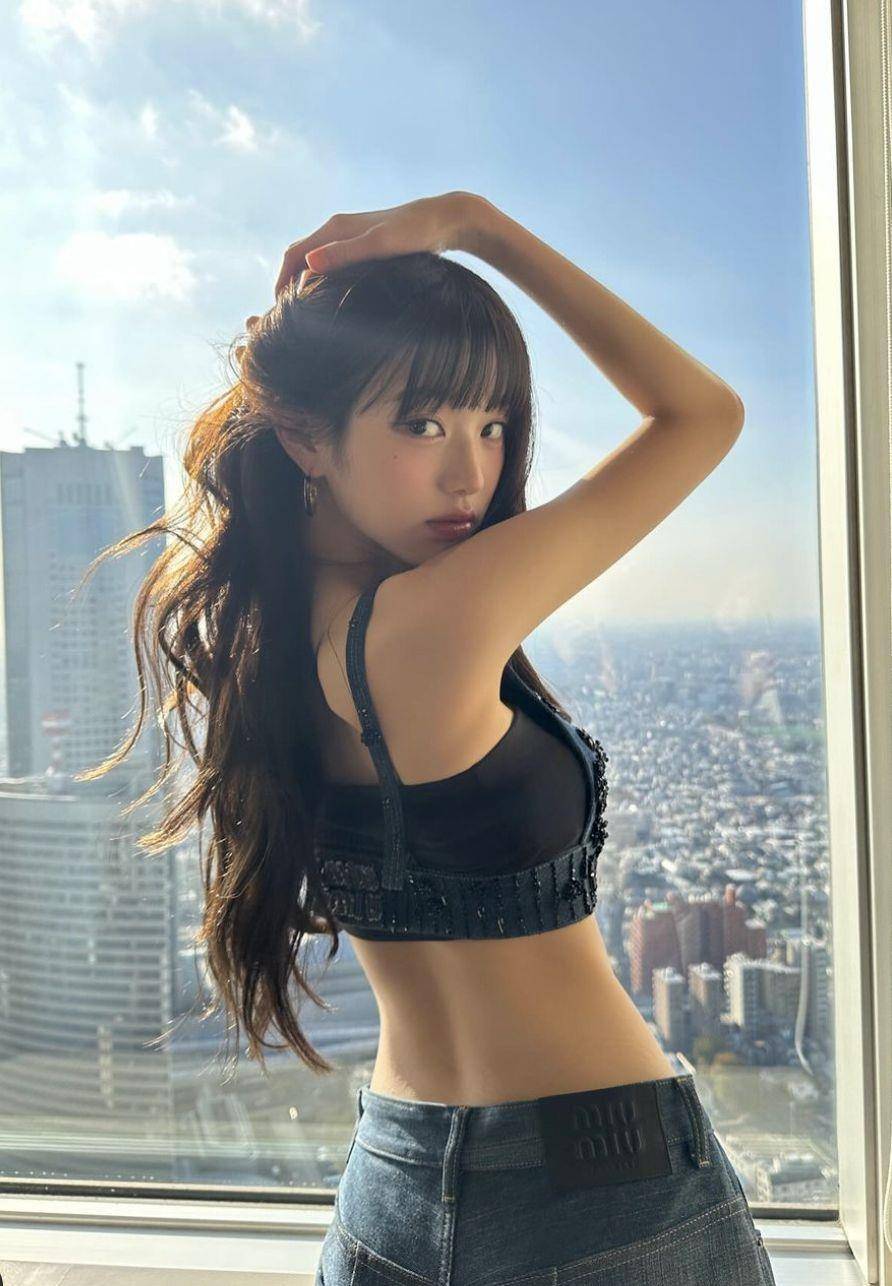 张员瑛露纤腰加持！Miu Miu Upcycled首推拼接包、花卉刺绣甜美丹宁限量登场 名人名流 图2张