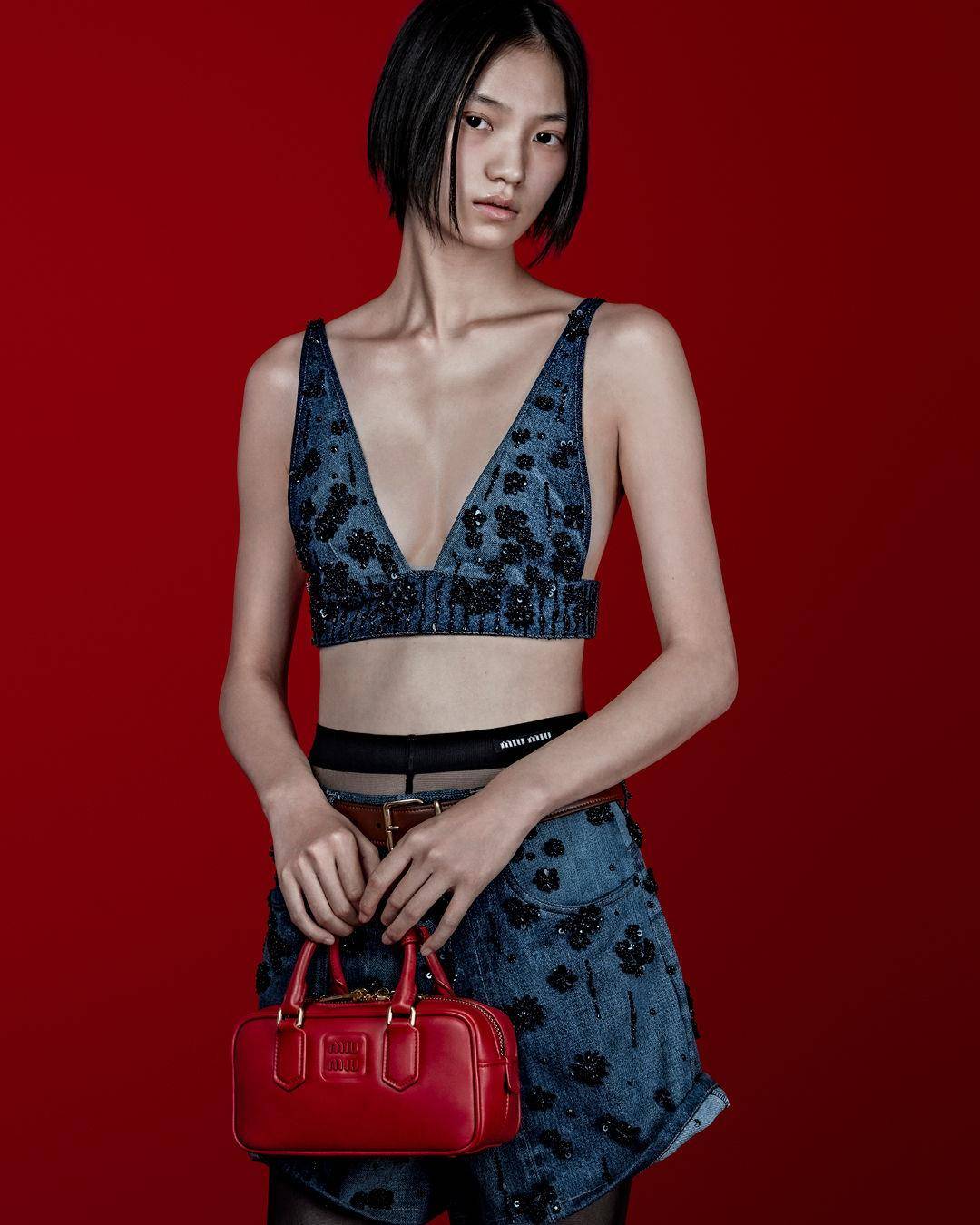 张员瑛露纤腰加持！Miu Miu Upcycled首推拼接包、花卉刺绣甜美丹宁限量登场 名人名流 图4张
